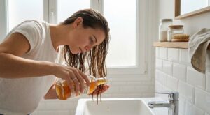 Cheveux ternes, eau calcaire : ne rachetez plus d’après-shampoing avant d’avoir testé ce liquide de cuisine à 1 €