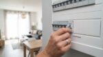 Facture d&rsquo;électricité : ce réglage du tableau électrique fait exploser le coût de votre chauffe-eau pour rien
