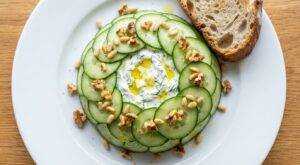 Fini la salade verte : depuis que je sers ce concombre façon bistro grec, tout le monde en redemande