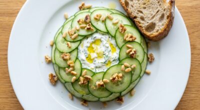 Fini la salade verte : depuis que je sers ce concombre façon bistro grec, tout le monde en redemande