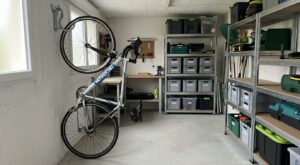 Fini le vélo en travers du garage : cette solution Castorama à 6,99 € libère cet espace que vous oubliez d&rsquo;utiliser