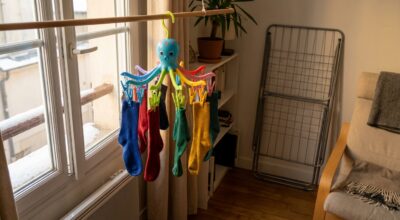 Fini l&rsquo;étendoir : ce petit accessoire suspendu fait sécher vos chaussettes deux fois plus vite, sans électricité
