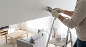 Fissures au plafond qui reviennent sans cesse : cette technique de plaquiste les bloque net sans gros travaux