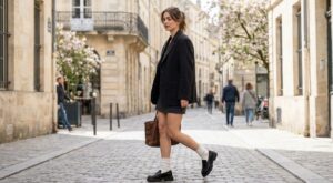 Hailey Bieber l’ose : cette association chaussures-chaussettes ringarde devient le détail chic du printemps 2026
