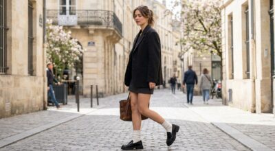 Hailey Bieber l’ose : cette association chaussures-chaussettes ringarde devient le détail chic du printemps 2026