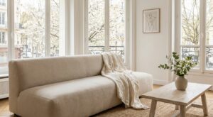 « J’ai tout retiré de mon canapé » : ce textile oublié que les décorateurs s&rsquo;arrachent change le salon ce printemps