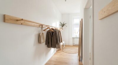 J’ai viré mon meuble d’entrée : cette astuce minimaliste à 12 € libère tout sans massacrer les murs
