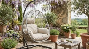 Jardin : ce fauteuil œuf suspendu Truffaut à 279 € crée un coin cosy que tout le monde s’arrache avant les beaux jours