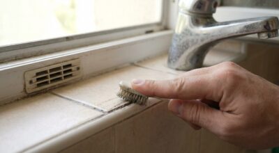 « Je la jetais à chaque fois » : cette petite brosse que vous remplacez tous les 3 mois nettoie 10 recoins oubliés