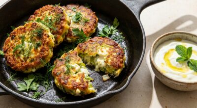 « Je les fais tout le temps en mars » : galettes poireaux-feta à la poêle, mais évitez cette erreur fatale