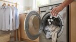 Je n’ai pas repassé une seule chemise depuis janvier : cette astuce avec le sèche-linge tient en 15 minutes