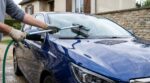 Je ne lave plus ma voiture au karcher : cet accessoire Action à 8,99 € évite des dégâts invisibles sur la carrosserie