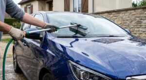 Je ne lave plus ma voiture au karcher : cet accessoire Action à 8,99 € évite des dégâts invisibles sur la carrosserie
