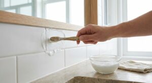 Joints de carrelage noircis : arrêtez la Javel tout de suite, ce mélange biodégradable agit en 15 minutes