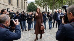 Kate Middleton abandonne ses manteaux colorés pour ce total look chocolat : ce détail divise la Toile entière