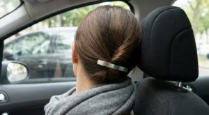 La pince à cheveux, c’est fini : voici cet accessoire plat qui la remplace dans toutes vos coiffures