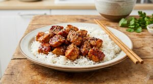 Les soirs de flemme, cette astuce avec 5 ingrédients du placard évite le poulet sec et le transforme en plat laqué