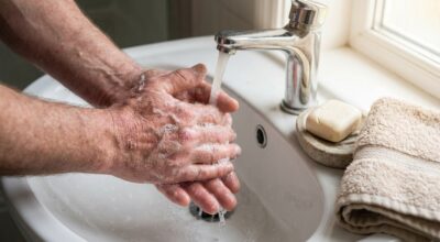 Mains ultra sèches malgré vos crèmes : ces 3 gestes du quotidien sabotent tout et personne ne vous le dit