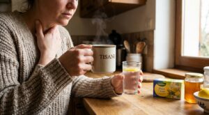 Mal de gorge : chaud, froid ou tiède ? Cette façon de boire que les médecins recommandent mais qu’on zappe