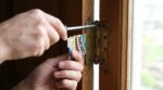 Marre de la porte qui s’ouvre ou se ferme seule ? Ce procédé de calage invisible règle tout en 5 minutes chez vous