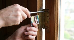 Marre de la porte qui s’ouvre ou se ferme seule ? Ce procédé de calage invisible règle tout en 5 minutes chez vous
