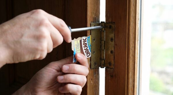 Marre de la porte qui s’ouvre ou se ferme seule ? Ce procédé de calage invisible règle tout en 5 minutes chez vous