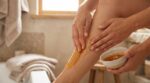 Marre des poils incarnés ? Cette cire maison sans bandes à 3 ingrédients promet une épilation bien plus douce