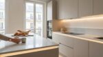 Marre du push capricieux ? En 2026, les cuisinistes misent sur ce rail invisible pour des façades ultra lisses