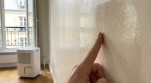 Mur poisseux après peinture : cette erreur insoupçonnée avant de repeindre votre salon ruine tout le séchage