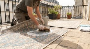 Nettoyage de tapis d’extérieur : cette erreur que tout le monde fait ruine leur durée de vie en silence