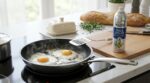 Œufs au plat : arrêtez tout de suite cette astuce « zéro calorie » qui abîme votre poêle et vos apports en nutriments
