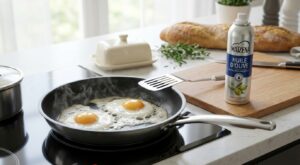 Œufs au plat : arrêtez tout de suite cette astuce « zéro calorie » qui abîme votre poêle et vos apports en nutriments