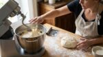 Pain maison : ce choix entre pétrissage à la main ou au robot qui ruine vos pains sans que vous le voyiez venir