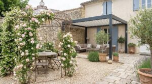 Pergola bioclimatique : pourquoi les Français la boudent pour cette structure rétro en fer forgé à moins de 1 000 €