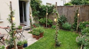Petit jardin ? Cette astuce avec 5 poteaux, placés aux bons endroits, le fait paraître plus grand en une après-midi