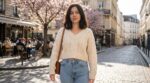 Petite poitrine : voici le seul pull qui affine la taille et donne l’illusion d’un décolleté beaucoup plus plein