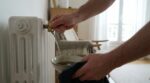 Radiateur froid en haut : avant d&rsquo;appeler un chauffagiste, essayez ce petit outil à moins de 2 €