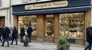 Rappel conso : ce fromage de chèvre au lait cru vendu partout en France ne doit surtout pas être consommé, risque E. coli