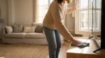 Salon : si vous faites encore cette erreur avant de dépoussiérer, la poussière reviendra en quelques heures