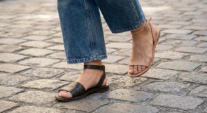 Sandales à brides : cette erreur près de la cheville ruine vos jambes sans que vous vous en rendiez compte