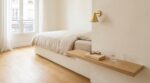 Si votre chambre manque d’air, cette astuce gain de place remplace la table de chevet et fait respirer la pièce