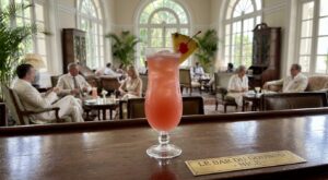 Singapore Sling : ce cocktail né dans un palace mythique que vous ratez toujours à cause de cette erreur