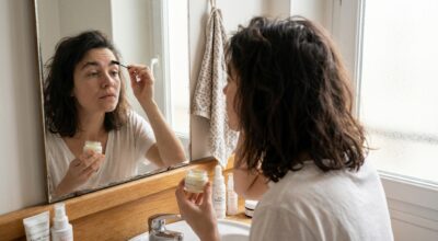 Sourcils en bataille au réveil : ce geste de 30 secondes évite les dégâts du gel et du microblading
