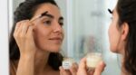 Sourcils indisciplinés : ce baume maison et ce geste éclair rendent vos gels fixateurs totalement inutiles