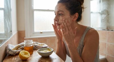 Teint gris et visage froissé en hiver : ce masque visage à 3 ingrédients du frigo change tout en 15 minutes