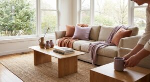 Terracotta et vert sauge assombrissent votre salon : cette teinte pastel méconnue le rend incroyablement lumineux