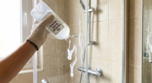 Vinaigre blanc : cet ingrédient de cuisine le rend 10 fois plus efficace contre le calcaire, fans de ménage l’adorent