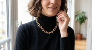 Visage terne le matin ? Ce collier massif que les stylistes plébiscitent l’illumine en quelques secondes sans maquillage