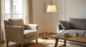 Voici le lampadaire Maxi Bazar à moins de 50 € qui crée une lumière naturelle et change tout dans le salon