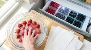 Vos fraises pourrissent en 2 jours ? Ce bain express de 30 s que les producteurs font dès l’achat stoppe net le gâchis